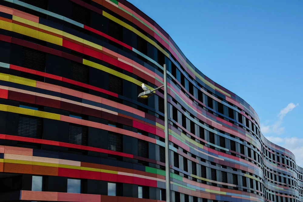 Why Large-Scale Façade Advertising Delivers High ROI