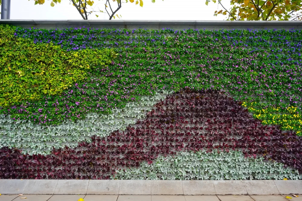 How Outdoor Fence Graphics Help Projects Stand Out on Busy Streets